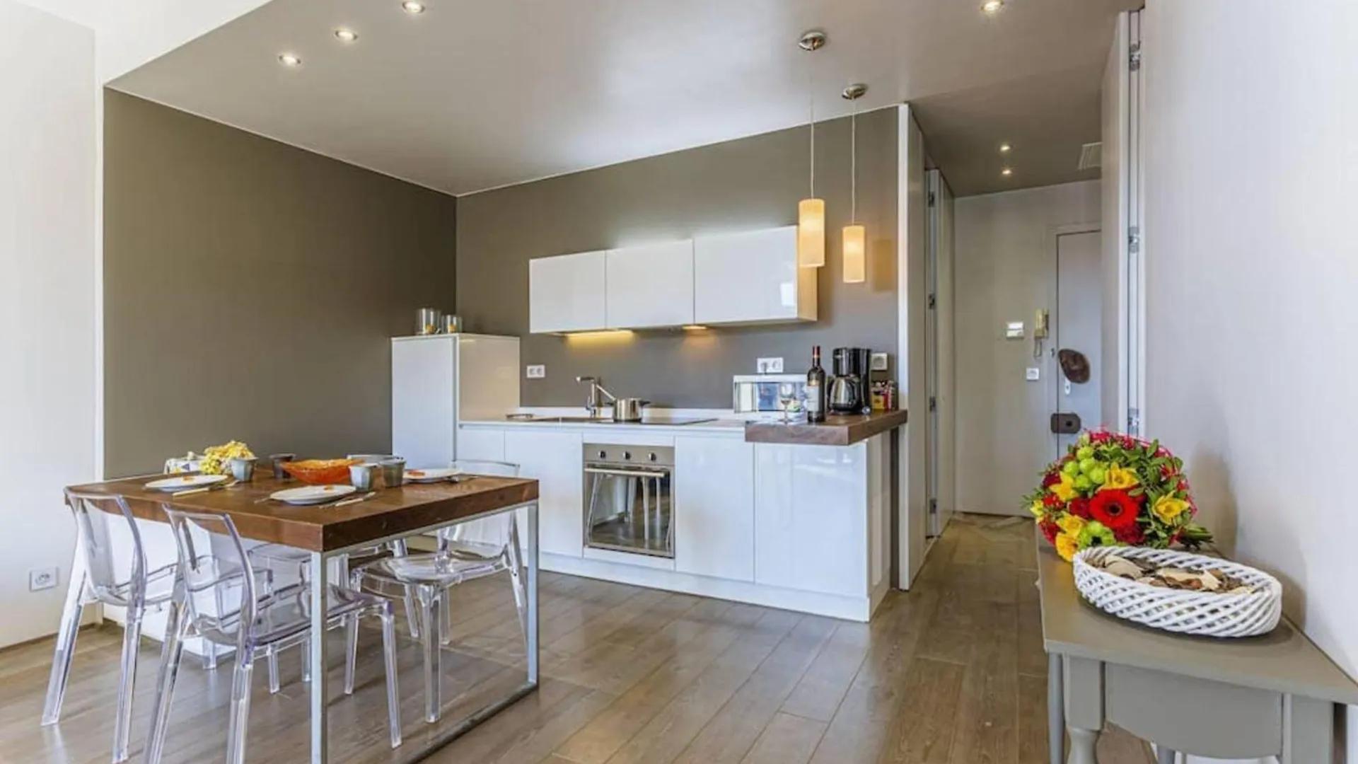 Fleurs 22 - City Center - Modern W Terrace location